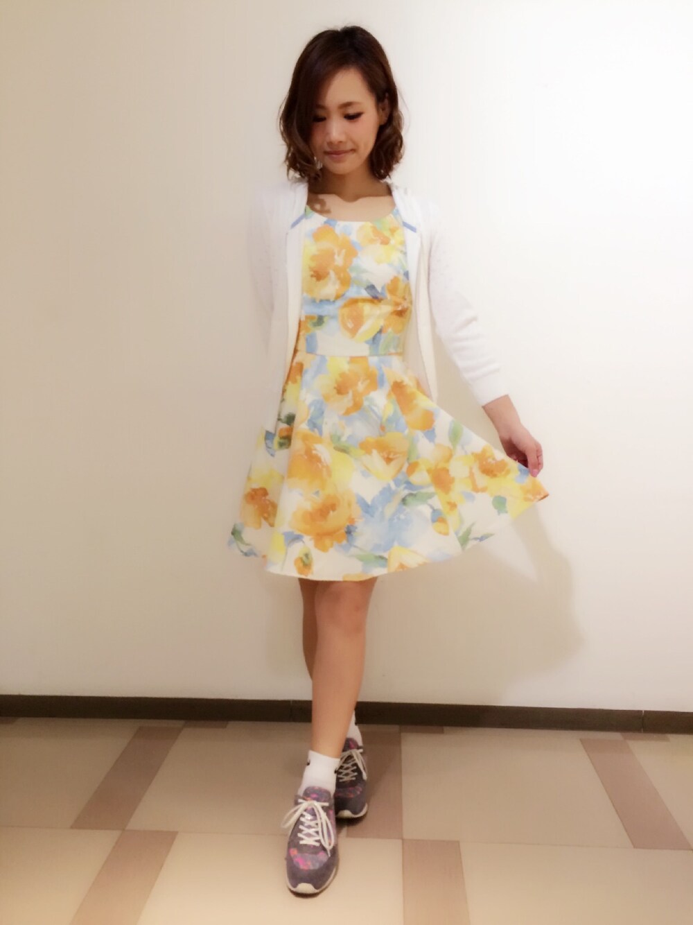 「花柄、花柄ワンピース、ワンピース、イエロー、パーカー、スニーカー、靴下×スニーカー、グレー、Supreme.La.La.」｜「Supreme.La.La.のペイントプリントワンピース（ワンピース、イエロー系）」を使った、Rikako Takahashiさん（レディース・158cm）の春コーディネートの1枚目の写真