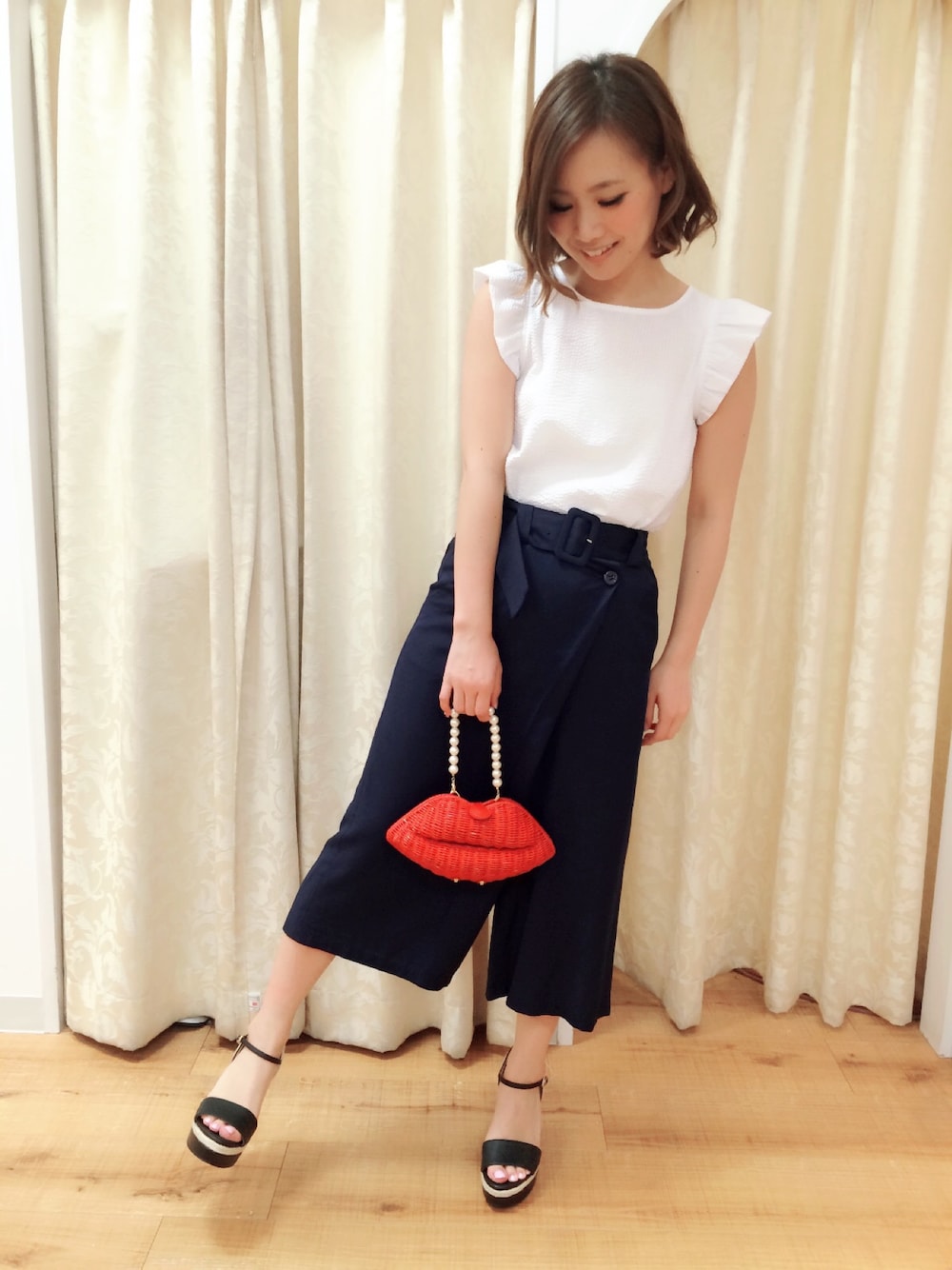 「ガウチョパンツ、ワイドパンツ、ネイビー、ブラウス、ホワイト、サンダル、ウエッジソール、クラッチバッグ、Supreme.La.La.」｜「Supreme.La.La.のラップフウワイドパンツ（その他パンツ、ピンク系）」を使った、Rikako Takahashiさん（レディース・158cm）の夏コーディネートの1枚目の写真