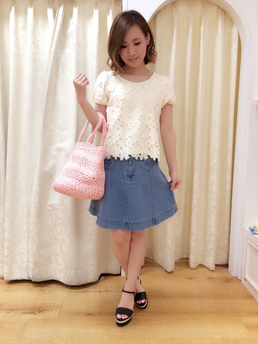 「レーストップス、レース、オフホワイト、スカート、Aラインスカート、デニム、デニムスカート、サンダル、ウエッジソール、Supreme.La.La.」｜「Supreme.La.La.のレースＴシャツ（Tシャツ/カットソー、ホワイト系）」を使った、Rikako Takahashiさん（レディース・158cm）の夏コーディネートの1枚目の写真