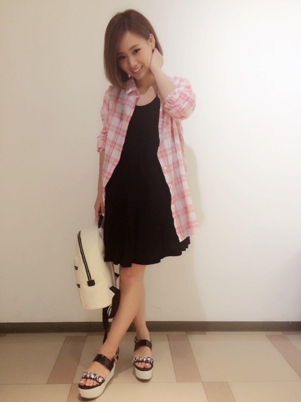 「ワンピース、ブラック、チェックシャツ、ロングシャツ、黒、サンダル、厚底サンダル、リュック、ラフ、Supreme.La.La.」｜「Supreme.La.La.の ティアードワンピース（ワンピース、ブラック系）」を使った、Rikako Takahashiさん（レディース・158cm）の夏コーディネートの1枚目の写真