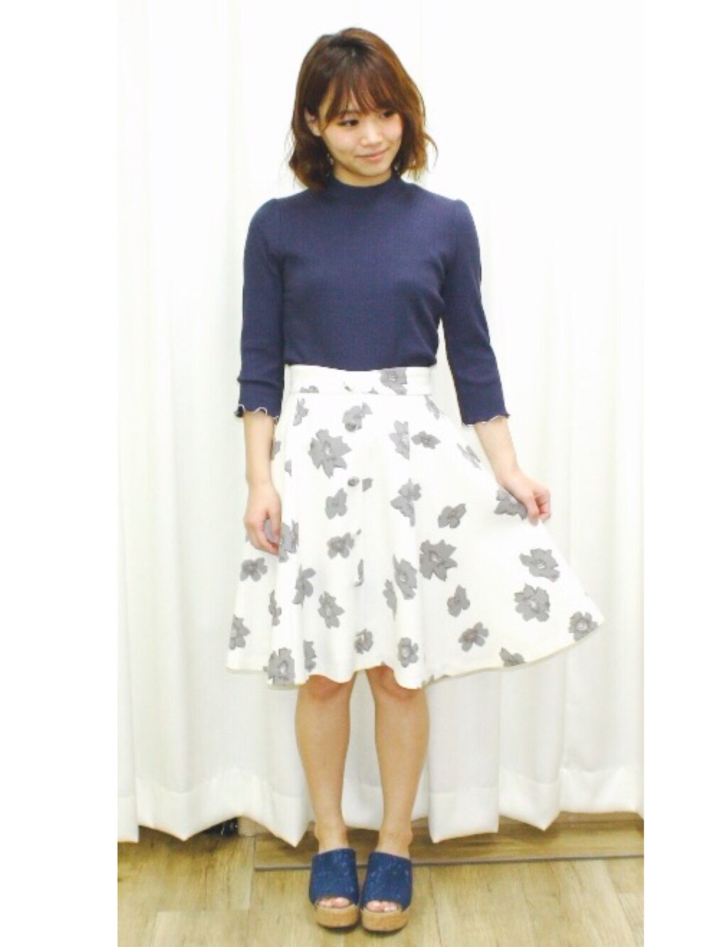 「春コーデ、春、花柄、花柄スカート、フレアスカート、大人コーデ、スカート、スタンドカラー、ネイビー、Supreme.La.La.」｜「Supreme.La.La.の【VoCE掲載】テレコスタンドカラートップス（Tシャツ/カットソー、ブルー系）」を使った、Rikako Takahashiさん（レディース・158cm）の春コーディネートの1枚目の写真