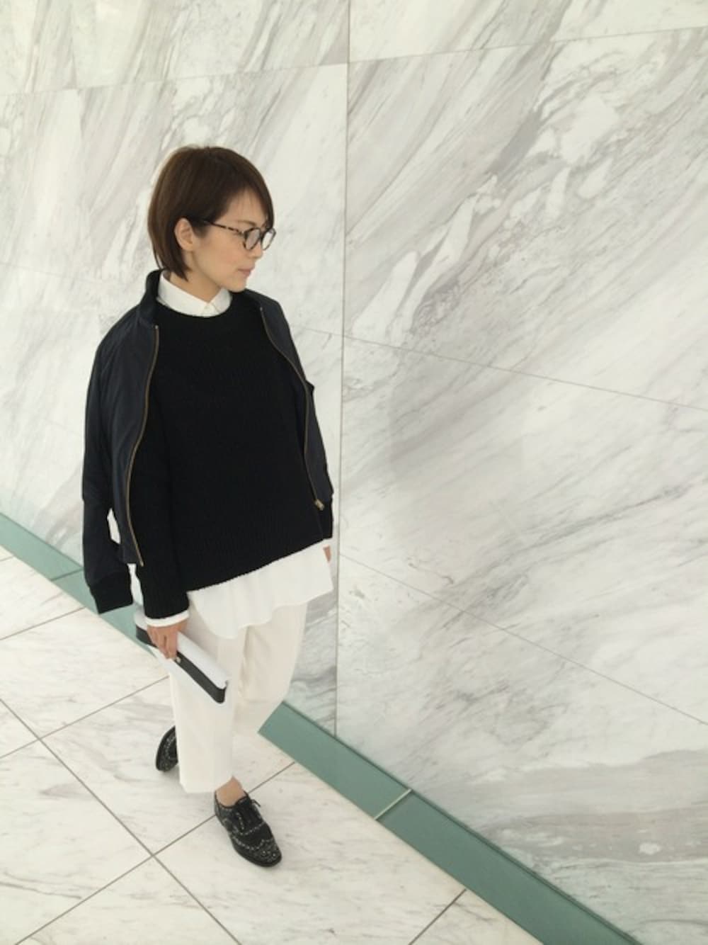 「ニット、シャツ、クラッチバッグ、MA-1、レイヤードスタイル、白パンツ、シャツスタイル」｜「DRESSTERIORの形状記憶MA-1ブルゾン（ブルゾン、ブルー系）」を使った、DRESSTERIORパタンナー matsunoさん（レディース・159cm）の秋コーディネートの1枚目の写真