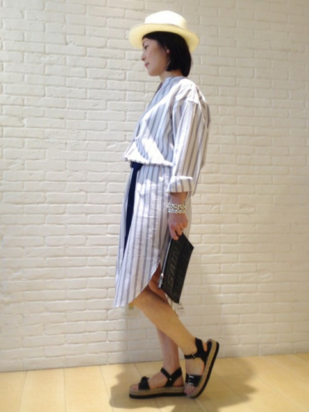 「シャツ、サンダル、シャツワンピ、春、春コーデ、エスパドリーユ、パナマハット」｜「DRESSTERIORのTHOMAS MAISON シャツワンピース（シャツワンピース、ホワイト系）」を使った、DRESSTERIORパタンナー matsunoさん（レディース・159cm）の春コーディネートの1枚目の写真
