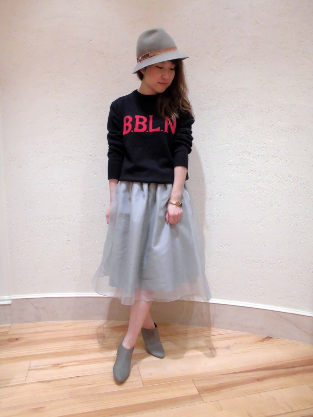 「ブーティ、ネイビー、ハット、ロゴニット、オーガンジースカート」｜「BABYLONEのBBLNインターシャプルオーバー（ニット/セーター、ブルー系）」を使った、BABYLONE　岡山店さん（レディース・152cm）の冬コーディネートの1枚目の写真
