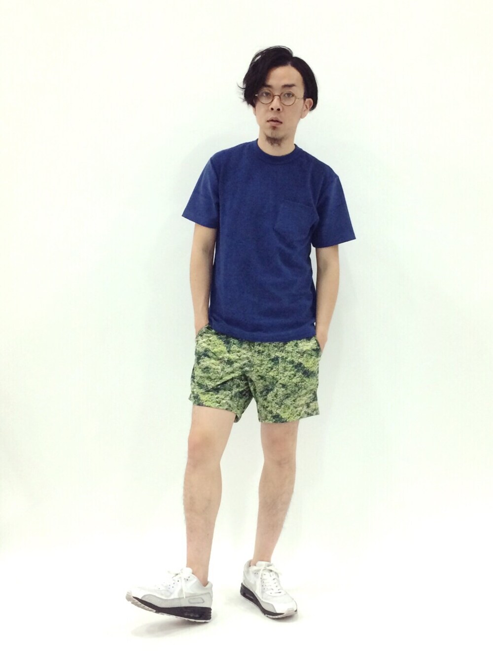 「アウトドアスタイル、ネイビー、機能素材、リラックススタイル、ダテメガネ、パイル、ポケットＴシャツ、and wander、転写プリント、柄ショーツ」｜「BEAVERのand wander/アンドワンダー　Soft Moss Short Pants　（4065）（その他パンツ、ブルー系）」を使った、マツダ ケンさん（メンズ・174cm）の春コーディネートの1枚目の写真