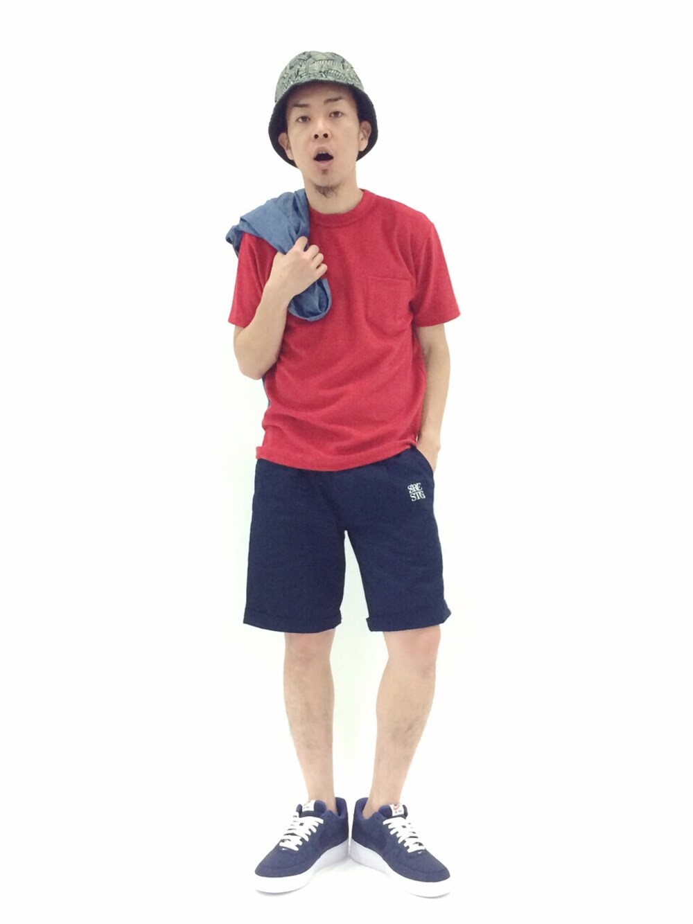 「ネイビー、ストリート、赤、シャンブレーシャツ、パイル、バケットハット、タオル地、tcss、肩掛けコーデ、ステッチ」｜「SARCASTICのSARCAVARICCI SHORT（その他パンツ、ブルー系）」を使った、マツダ ケンさん（メンズ・174cm）の春コーディネートの1枚目の写真