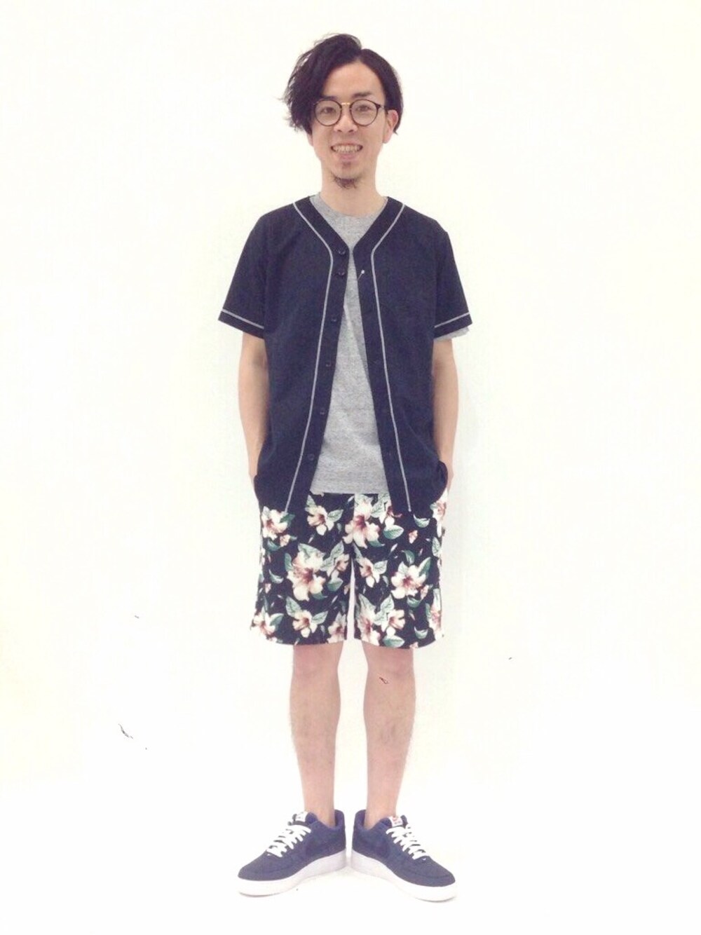 「トレンド、ブラック、Tシャツ、リラックススタイル、AIR FORCE 1、ダテメガネ、ベースボールシャツ、ボタニカル柄、柄ショーツ、杢グレー」｜「URBAN RESEARCH Sonny LabelのSonny Label ベースボールシャツ（シャツ/ブラウス、ブルー系）」を使った、マツダ ケンさん（メンズ・174cm）の春コーディネートの1枚目の写真