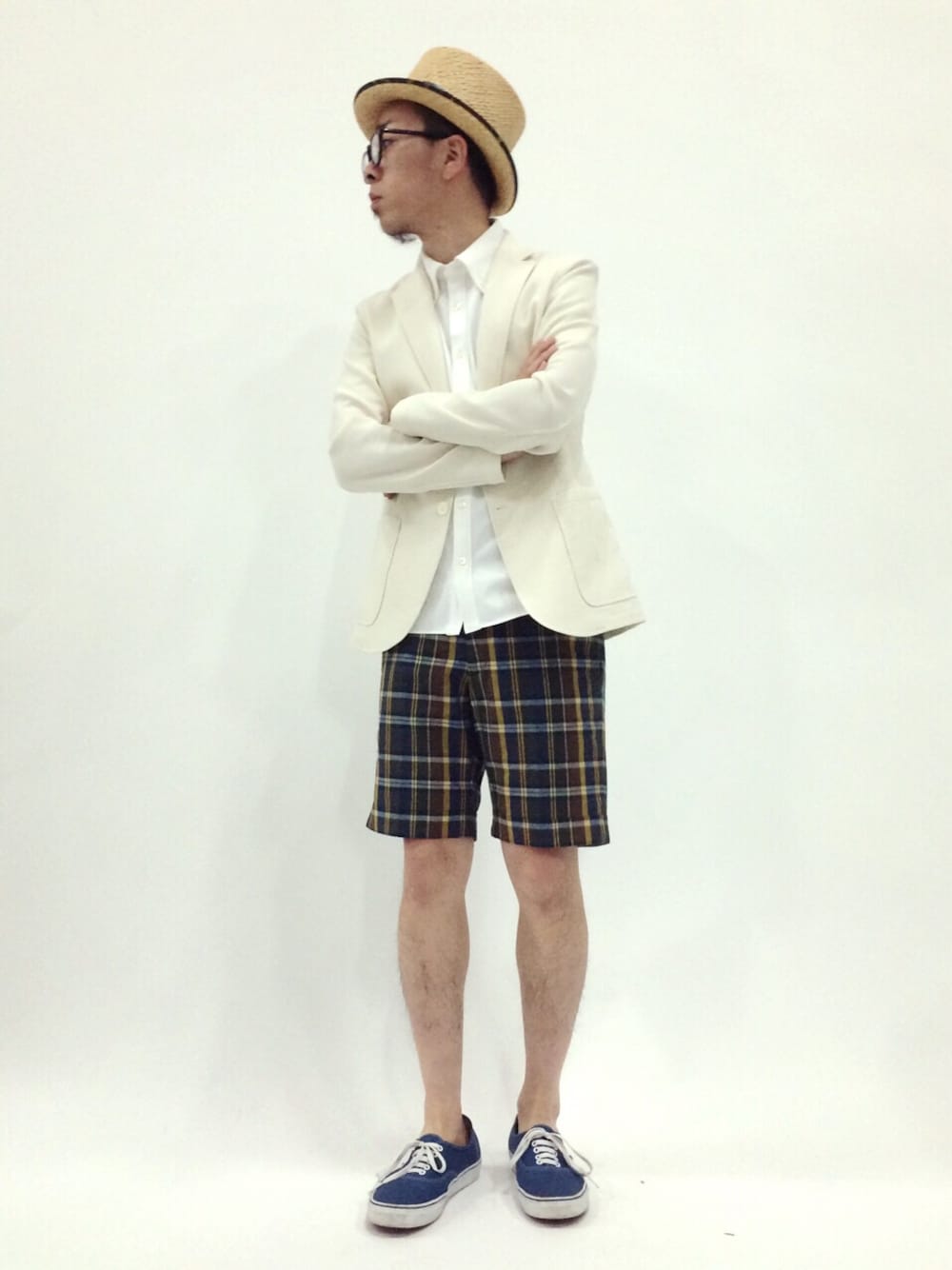 「チェックシャツ、ホワイト、白シャツ、ショートパンツ、タータンチェック、ジャケットスタイル、ストローハット、ワッフル、リゾートスタイル、バミューダパンツ」｜「EDIFICEの◇C/PE ワッフルSHJK（その他アウター、ホワイト系）」を使った、マツダ ケンさん（メンズ・174cm）の春コーディネートの1枚目の写真