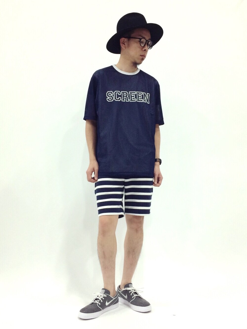 ブルー系のTシャツ/カットソーを着用したメンズの春コーディネートの1枚目の写真