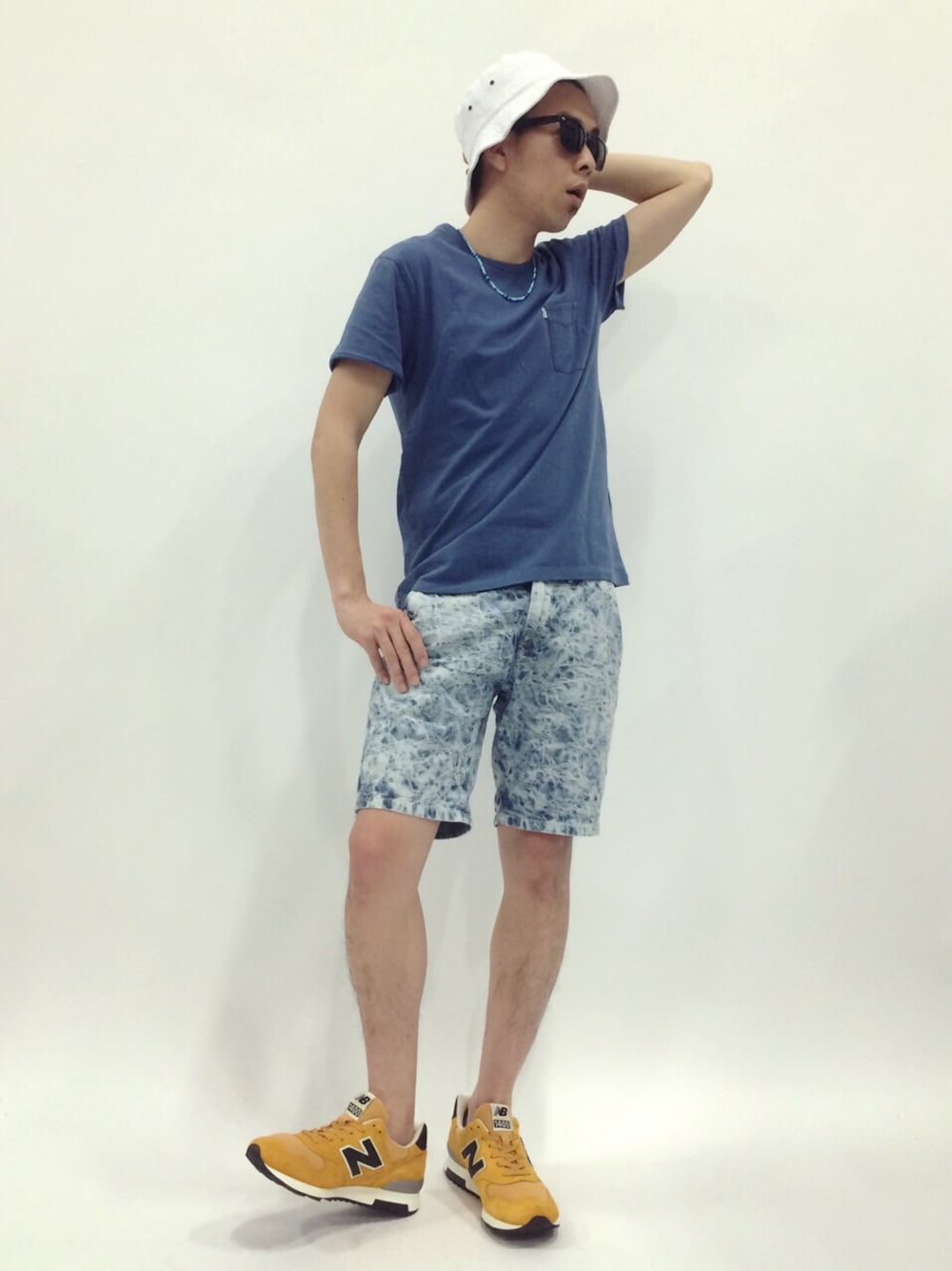 「ホワイト、イエロー、ストリート、青、ポケットＴシャツ」｜「Levi'sのサンセットポケットTシャツ（Tシャツ/カットソー、ブルー系）」を使った、マツダ ケンさん（メンズ・174cm）の春コーディネートの1枚目の写真