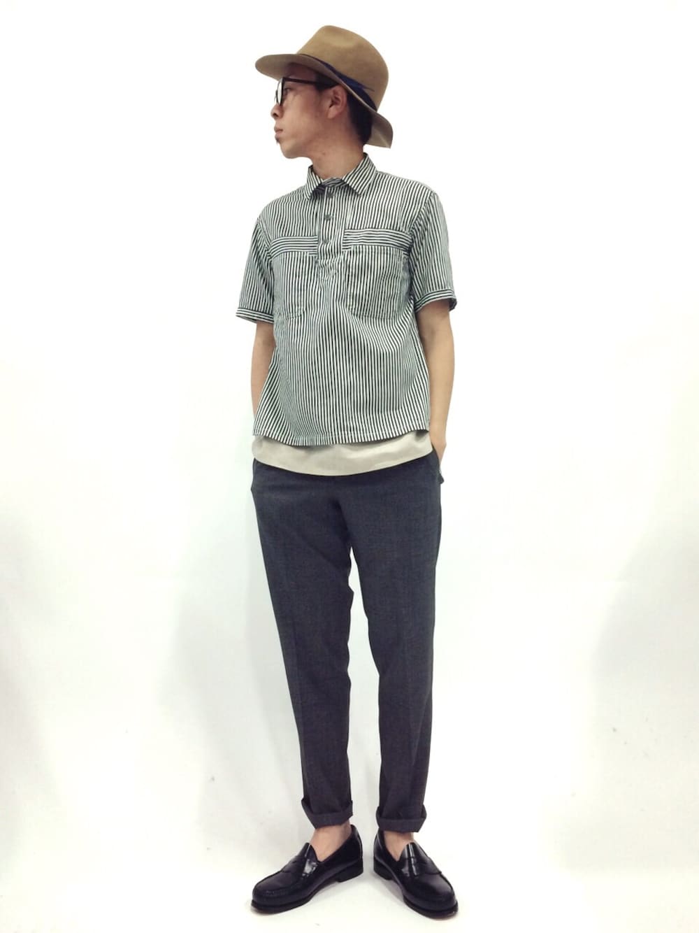 「スラックス、ワーク、クラシック、きれいめカジュアル、ツバ広ハット」｜「LE TiROiR de DRESSTERIORのWIM NEELS Collaboration Line ヒッコリー（シャツ/ブラウス、ブルー系）」を使った、マツダ ケンさん（メンズ・174cm）の春コーディネートの1枚目の写真