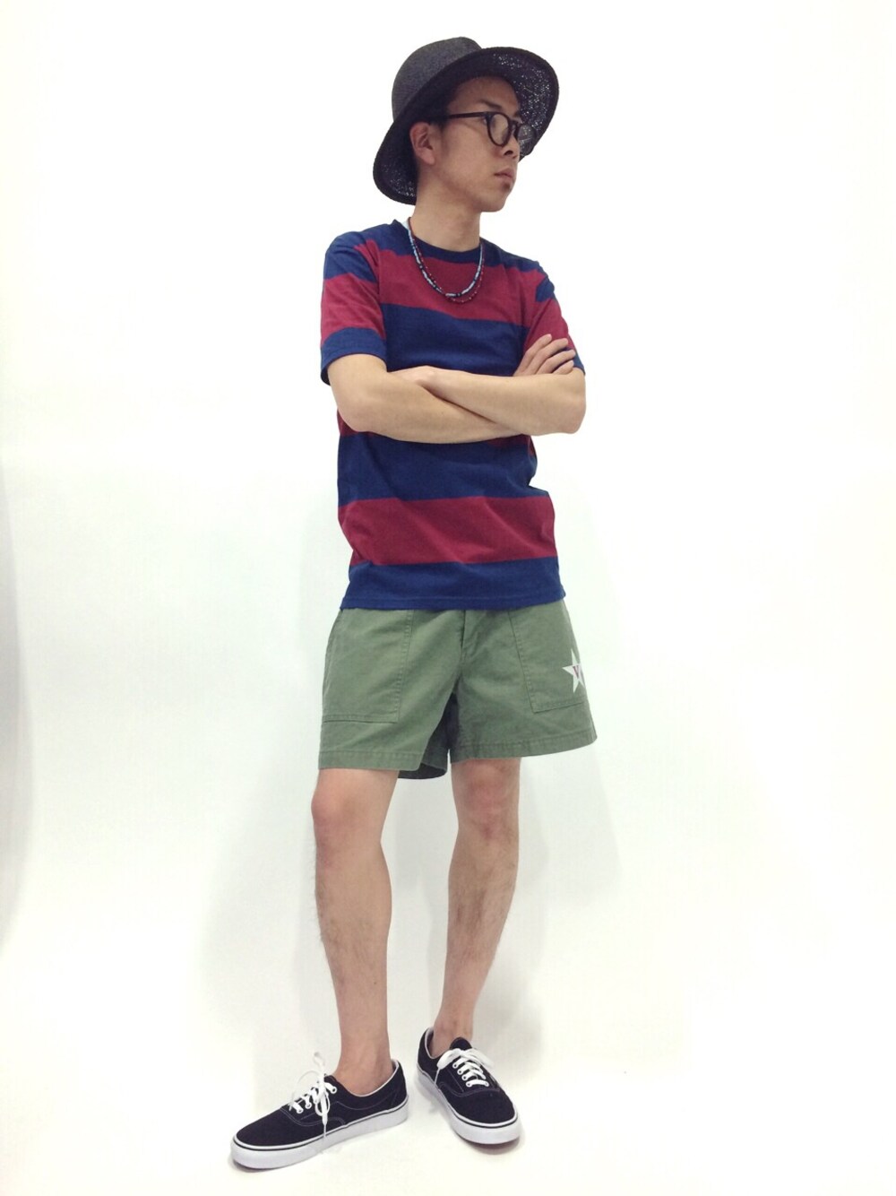 「ミリタリー、ボーダー、黒縁メガネ、スケートスタイル、ツバ広ハット」｜「JOURNAL STANDARDのLEITH block stripe t（Tシャツ/カットソー、レッド系）」を使った、マツダ ケンさん（メンズ・174cm）の春コーディネートの1枚目の写真