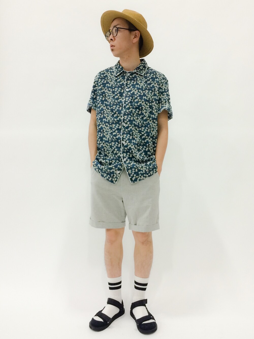 「柄シャツ、サンダル、イージーパンツ、ツバ広ハット、パジャマシャツ」｜「URBAN RESEARCH DOORS MENSのDOORS OR-リボンハット（ハット、ブラウン系）」を使った、マツダ ケンさん（メンズ・174cm）の春コーディネートの1枚目の写真