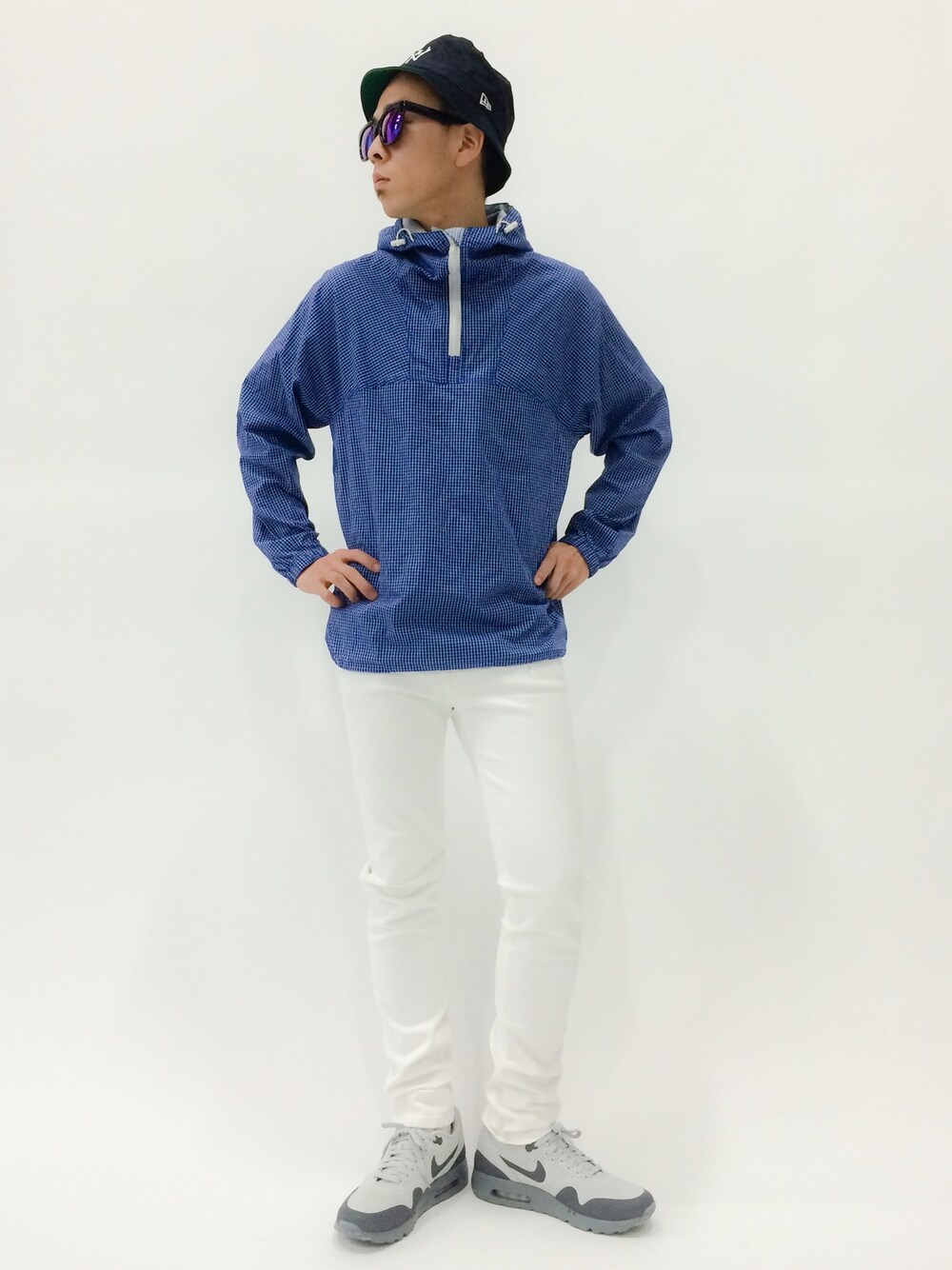 ホワイト系のその他パンツ、ブルー系のブルゾン、ブルー系のハットを着用したメンズの春コーディネートの1枚目の写真