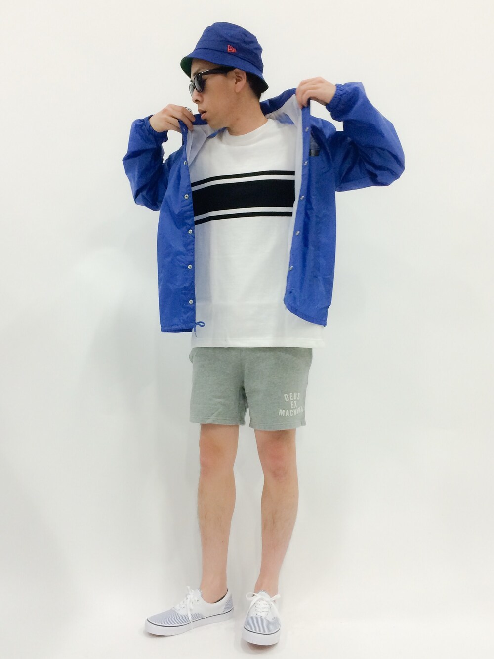 「スウェット、ブルー、ストリート、コーチジャケット、スケートスタイル」｜「VANSのVANS/バンズ VANS ERA (DECK CLUB)TRUE WHITE        （スニーカー、ホワイト系）」を使った、マツダ ケンさん（メンズ・174cm）の春コーディネートの1枚目の写真