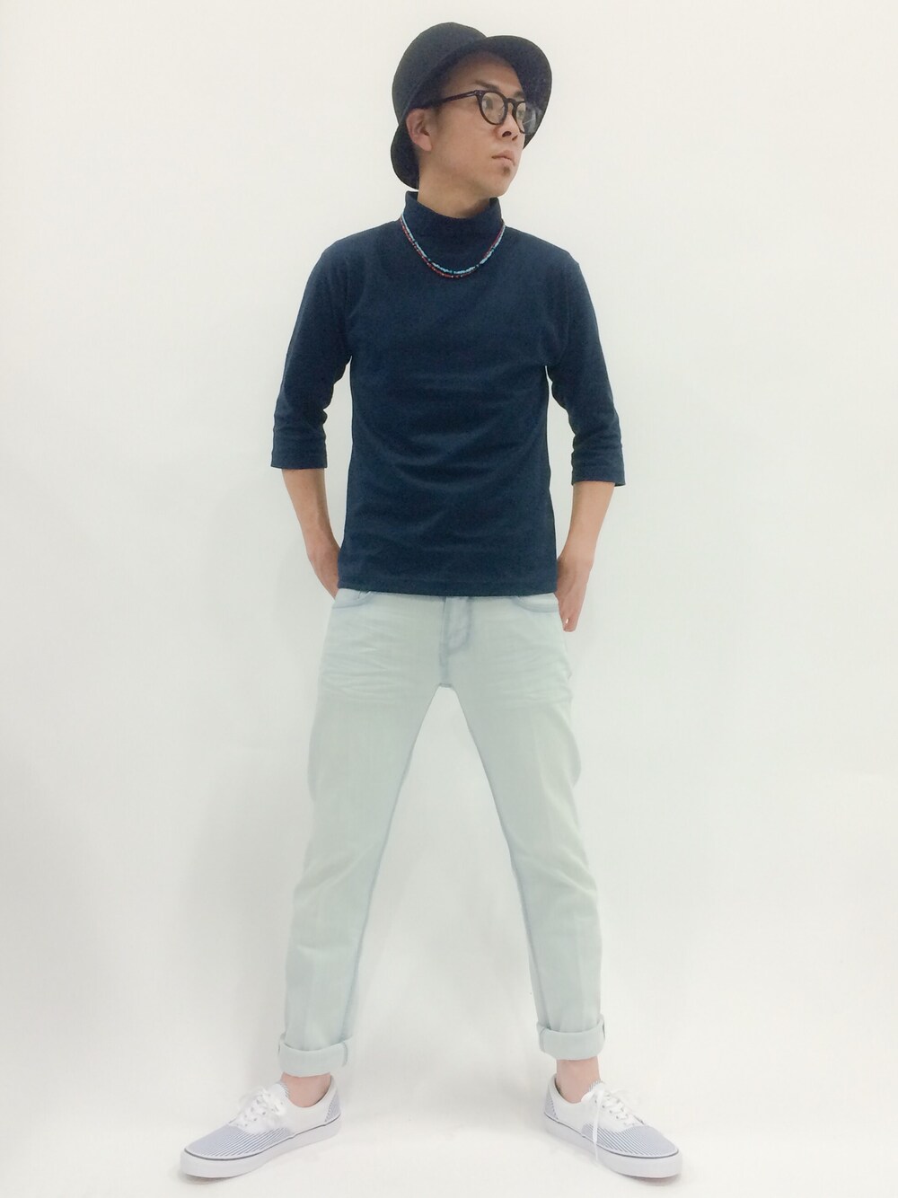 「ハット、加工デニム、スリムパンツ、無地T、モックネック」｜「UR SELECTのINFIELDER DESIGN BM HAT（ハット、ブラック系）」を使った、マツダ ケンさん（メンズ・174cm）の春コーディネートの1枚目の写真