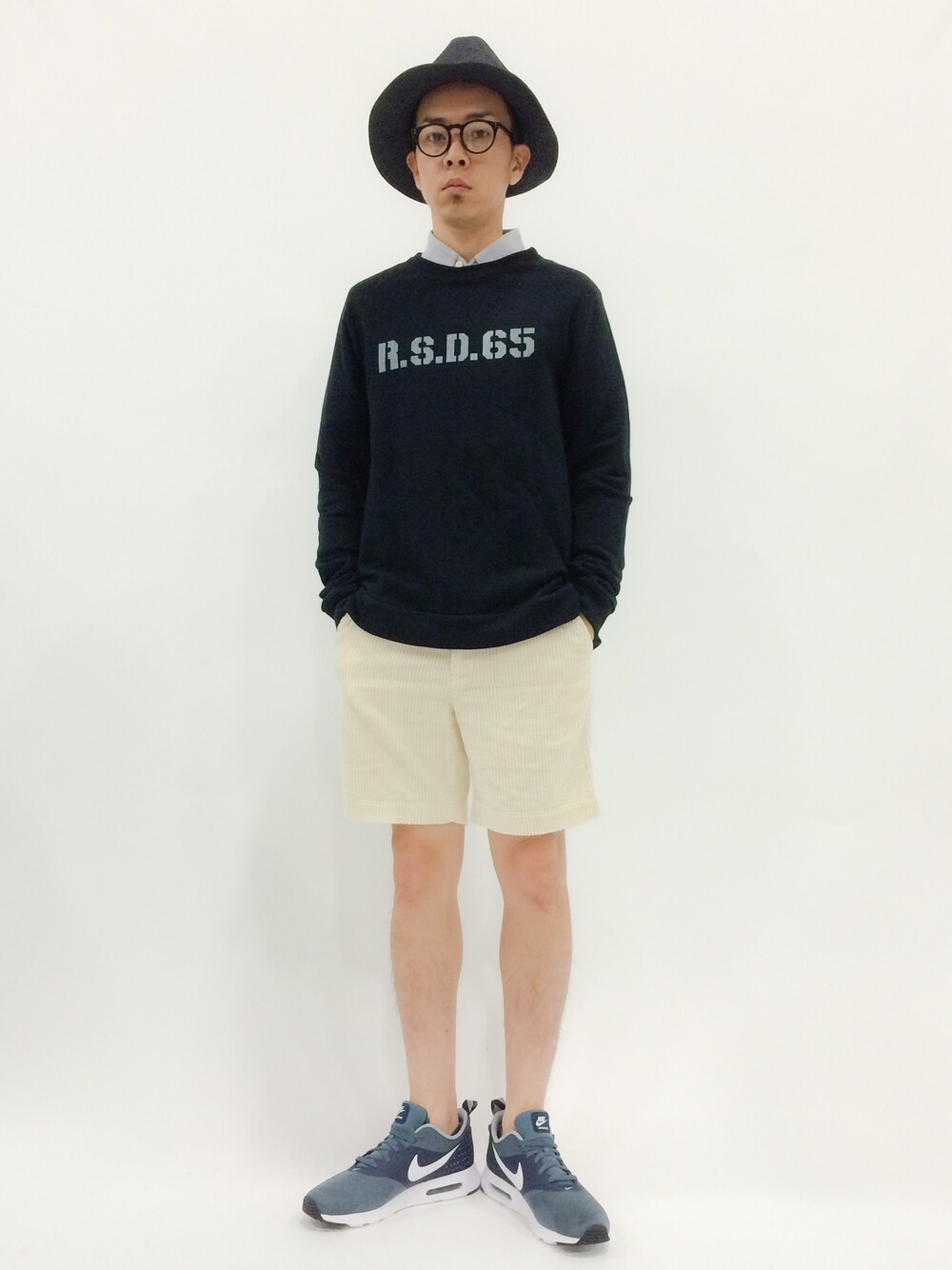 「コーデュロイ、ストリート、ロゴスウェット、シャツ×スウェット、ツバ広ハット」｜「URBAN RESEARCH DOORS MENSのDOORS ペーパープレーンHAT（ハット、ブラック系）」を使った、マツダ ケンさん（メンズ・174cm）の春コーディネートの1枚目の写真