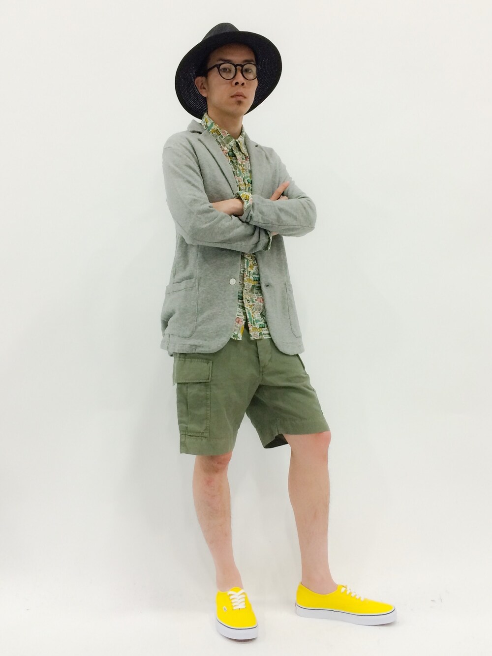 「ジャケット、イエロー、柄シャツ、カーゴパンツ、総柄トップス」｜「VANSのVANS AUTHENTIC（スニーカー、イエロー系）」を使った、マツダ ケンさん（メンズ・174cm）の春コーディネートの1枚目の写真