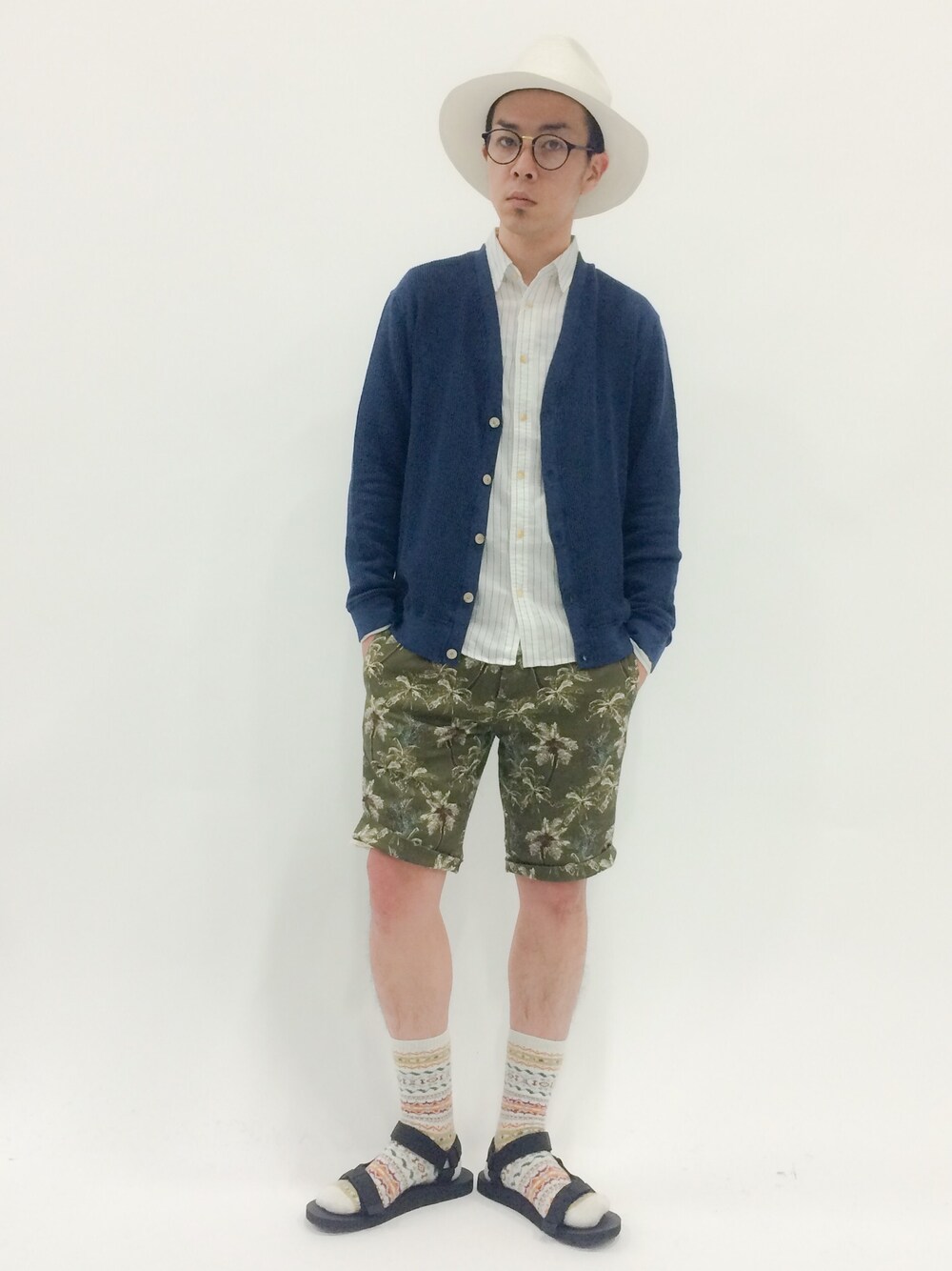 「カーディガン、ストライプ、ツバ広ハット、柄ショーツ、サンダルに靴下」｜「XX FOURのBeads Paper Brade Hat（ハット、ホワイト系）」を使った、マツダ ケンさん（メンズ・174cm）の春コーディネートの1枚目の写真