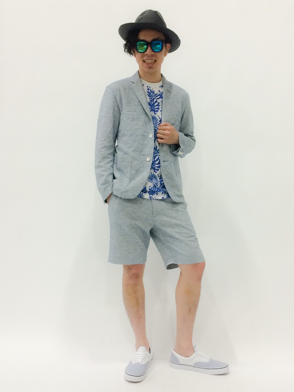 「セットアップ、ツバ広ハット、リゾートスタイル、パナマハット、総柄Tシャツ」｜「BEAMS LIGHTS Men'sのECUA ANDINO / クラシックパナマハット（ハット、ブラック系）」を使った、マツダ ケンさん（メンズ・174cm）の春コーディネートの1枚目の写真