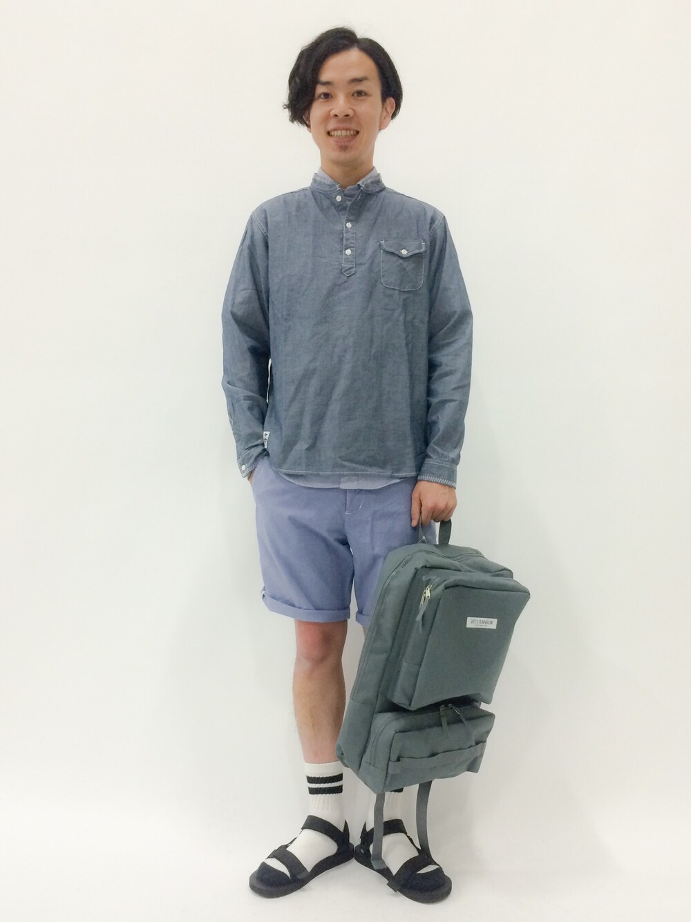 「重ね着、バックパック、ブルー、丸襟、サンダルに靴下」｜「PROJECT SR'ESのボックスバックパック（バックパック/リュック、グレー系）」を使った、マツダ ケンさん（メンズ・174cm）の春コーディネートの1枚目の写真