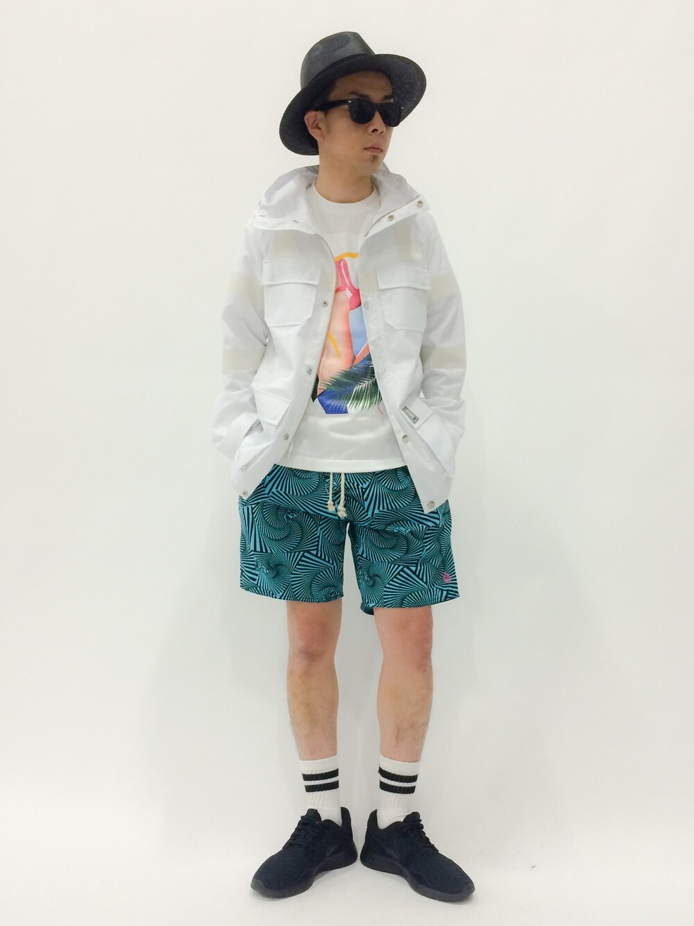 ブラック系のスニーカー、ブルー系のその他パンツ、ホワイト系のTシャツ/カットソーを着用したメンズの春コーディネートの1枚目の写真
