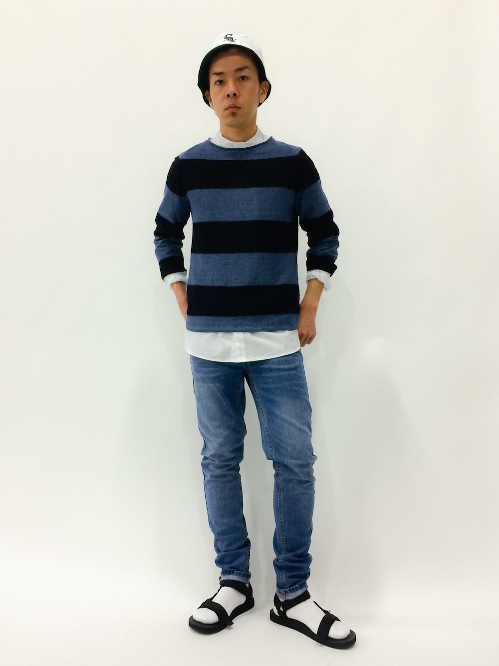 「ボーダー、重ね着、青×白、バケットハット、バンドカラー」｜「NEW ERAの【New Era】バケットハット/565109（ハット、ホワイト系）」を使った、マツダ ケンさん（メンズ・174cm）の春コーディネートの1枚目の写真
