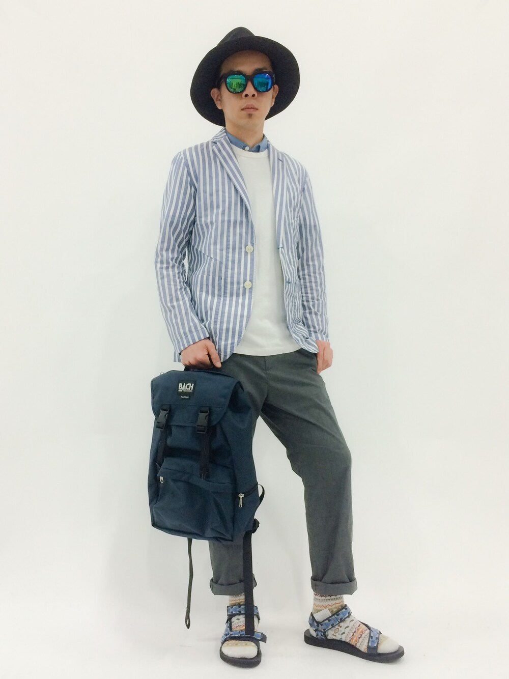 「ジャケット、バックパック、ストライプ、ツバ広ハット、サンダルに靴下」｜「LE JUNのＢＡＣＨ　ＦＬＩＮＴＳＴＯＮＥ（ショルダーバッグ、ブルー系）」を使った、マツダ ケンさん（メンズ・174cm）の春コーディネートの1枚目の写真