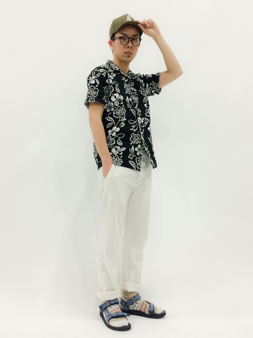 「ベースボールキャップ、イージーパンツ、アロハシャツ、リネンパンツ、サンダルに靴下」｜「BEAMS PLUSのDH+ALOHA S/S 15（シャツ/ブラウス、ブラック系）」を使った、マツダ ケンさん（メンズ・174cm）の春コーディネートの1枚目の写真