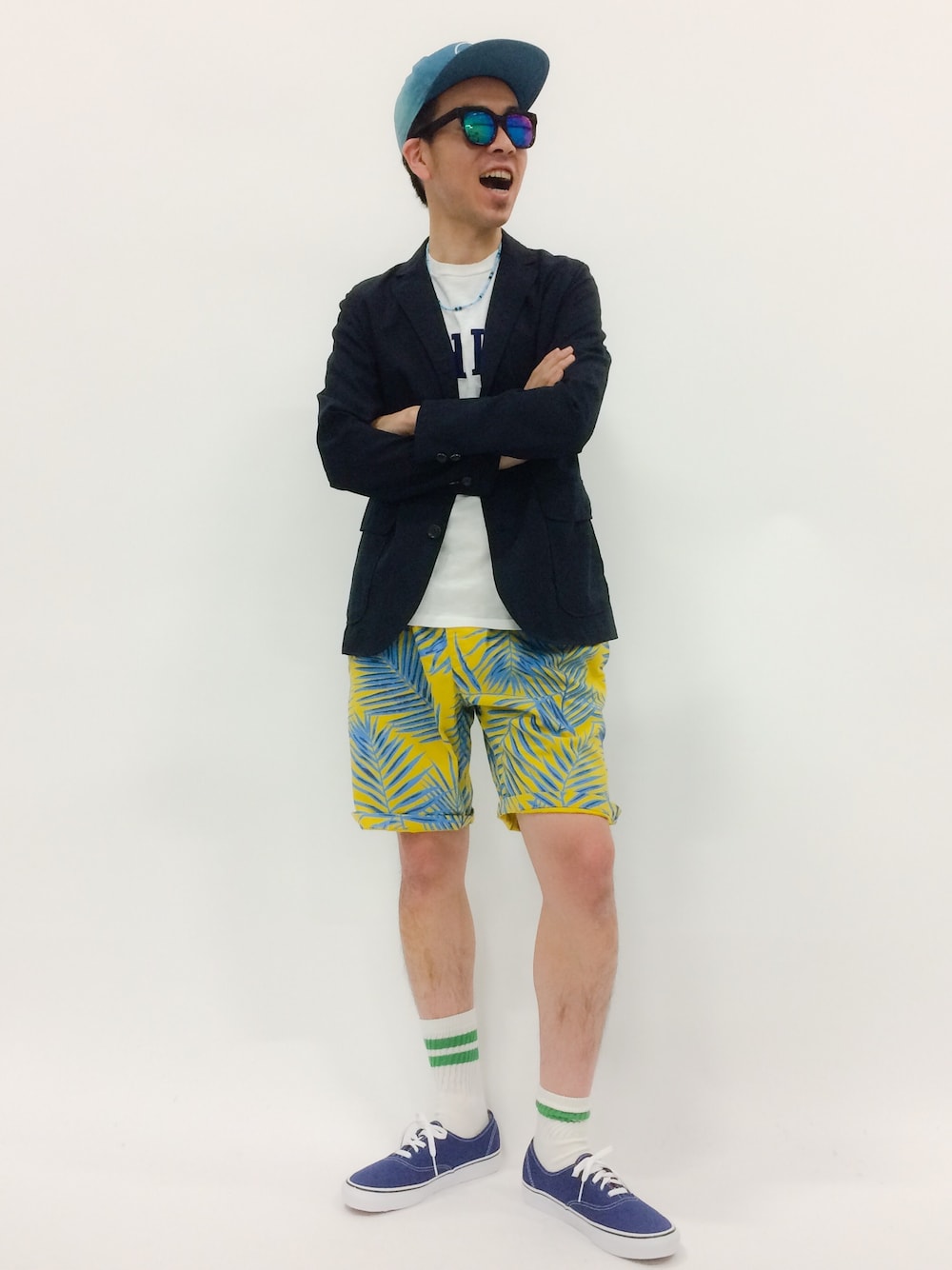 「ジャケット、キャップ、スケートスタイル、西海岸、ボタニカル柄」｜「VANSの【VANS】バンズ  AUTHENTIC オーセンティック（スニーカー、ブルー系）」を使った、マツダ ケンさん（メンズ・174cm）の春コーディネートの1枚目の写真