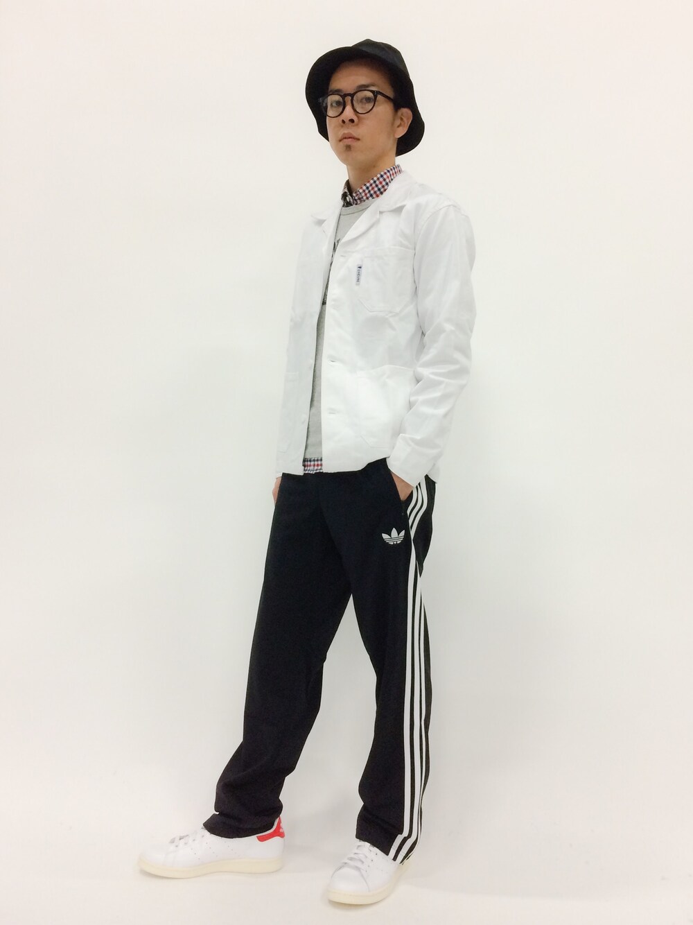 「ホワイト、adidas、カバーオール、ジャージ、バケットハット」｜「adidasの★2015春夏新作★オリジナルス スタンスミス[STAN SMITH] ＜ガラスレザー＞（スニーカー、ホワイト系）」を使った、マツダ ケンさん（メンズ・174cm）の春コーディネートの1枚目の写真