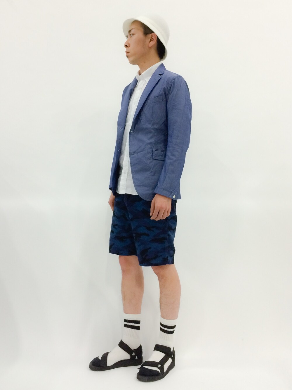 ブラック系のサンダル、ブルー系のチノパンツ、ホワイト系のシャツ/ブラウスを着用したメンズの春コーディネートの1枚目の写真