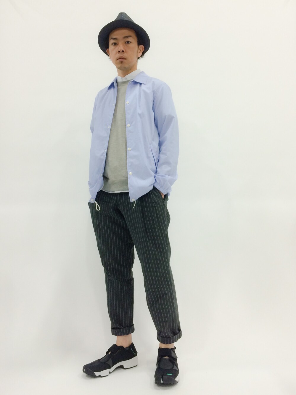「ハット、コーチジャケット、ストライプパンツ、イージーパンツ、エアリフト」｜「RAGEBLUEのﾅｶｵﾚｻｰﾓHAT      （ハット、ブルー系）」を使った、マツダ ケンさん（メンズ・174cm）の春コーディネートの1枚目の写真