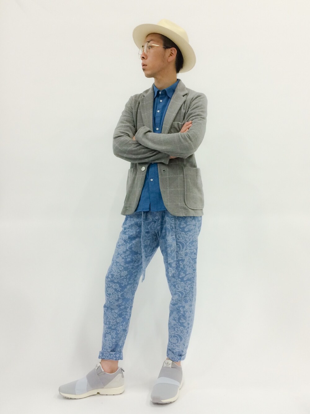 「ジャケット、グレー、ブルー、ツバ広ハット、パナマハット」｜「And AのSAMWELL PANAMA HAT　(MIGHTY SHINE)（ハット、ブラック系）」を使った、マツダ ケンさん（メンズ・174cm）の春コーディネートの1枚目の写真