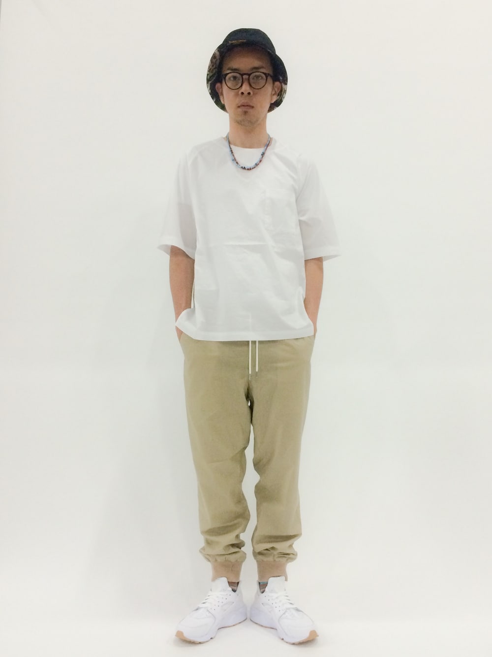 「トレンド、ホワイト、リブパンツ、ベージュコーデ、バケットハット」｜「DUPPIESのMOH BUCKET HAT（ハット、ブラック系）」を使った、マツダ ケンさん（メンズ・174cm）の春コーディネートの1枚目の写真