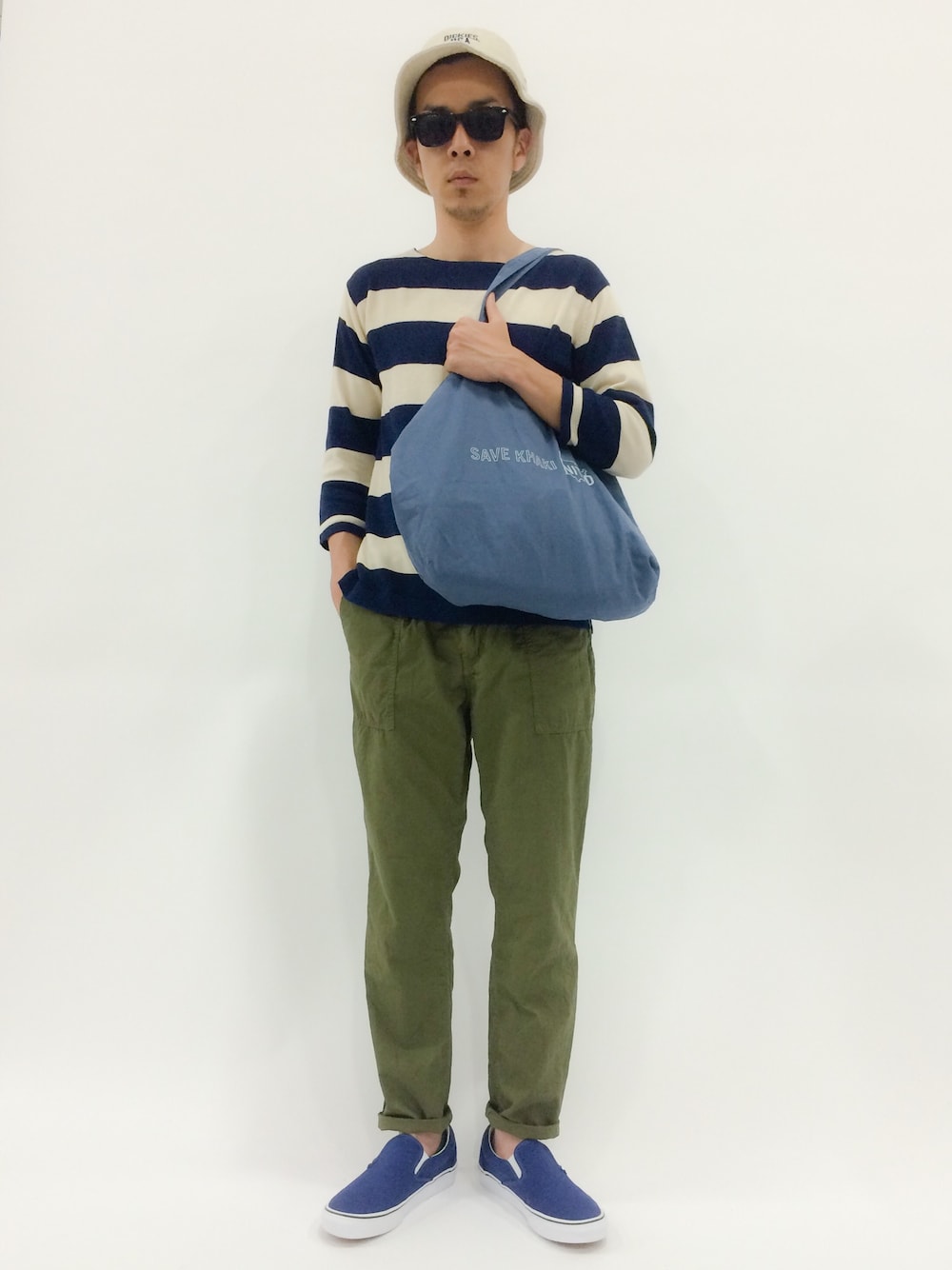 「ニット、トートバッグ、ボーダー、カーキ、ボートネック」｜「McGREGOR CLASSICのDickies　STANDARD　BUCKET　HAT（キャップ、ホワイト系）」を使った、マツダ ケンさん（メンズ・174cm）の春コーディネートの1枚目の写真