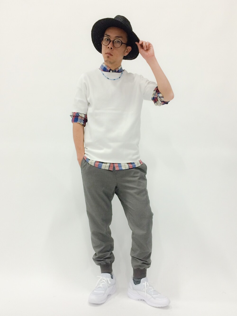 「チェックシャツ、リブパンツ、モノトーン、白スニーカー、ツバ広ハット、ホワイトスニーカー」｜「SHIPS JET BLUEのJB:RAFIA LONG　VISOR HAT（ハット、ブラック系）」を使った、マツダ ケンさん（メンズ・174cm）の春コーディネートの1枚目の写真