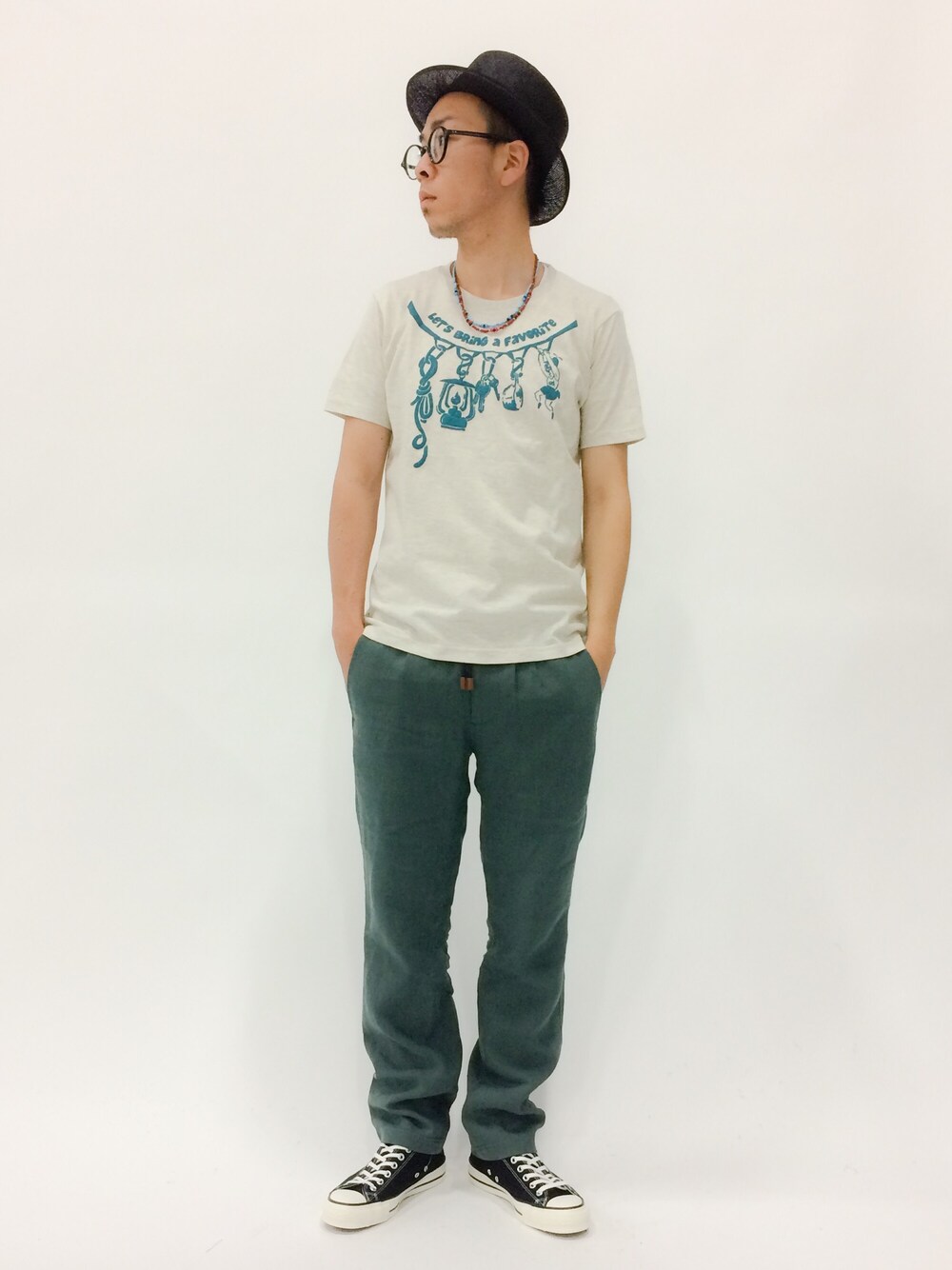 「グリーン、ベージュ、ハット、イージーパンツ、ベージュコーデ」｜「OVERRIDEの【override】TOP HAT KNM/ トップハット ケンマ帽 ストローハット（ハット、ブラック系）」を使った、マツダ ケンさん（メンズ・174cm）の春コーディネートの1枚目の写真