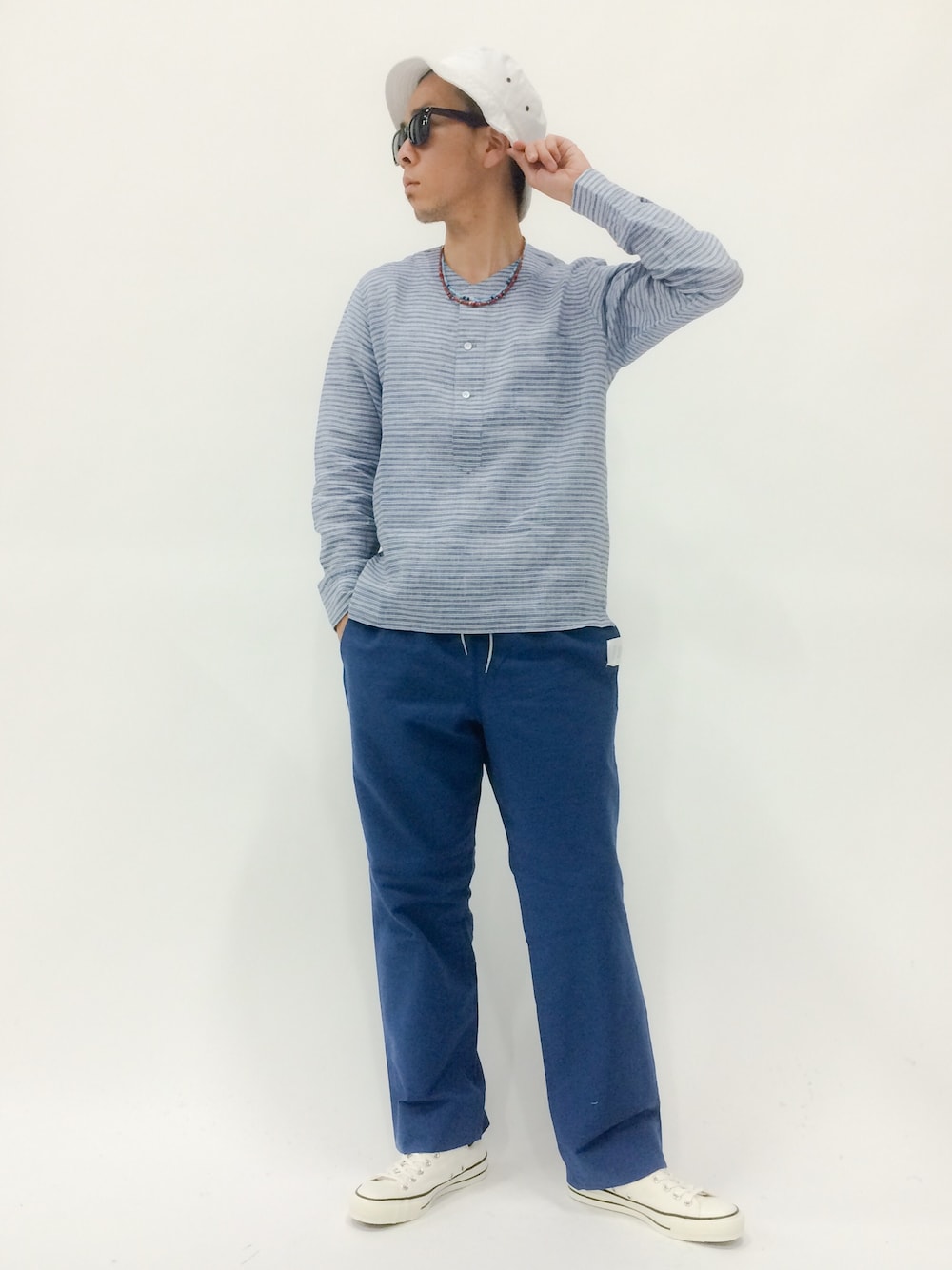 ホワイト系のスニーカー、ブルー系のその他パンツ、ブルー系のシャツ/ブラウスを着用したメンズの春コーディネートの1枚目の写真