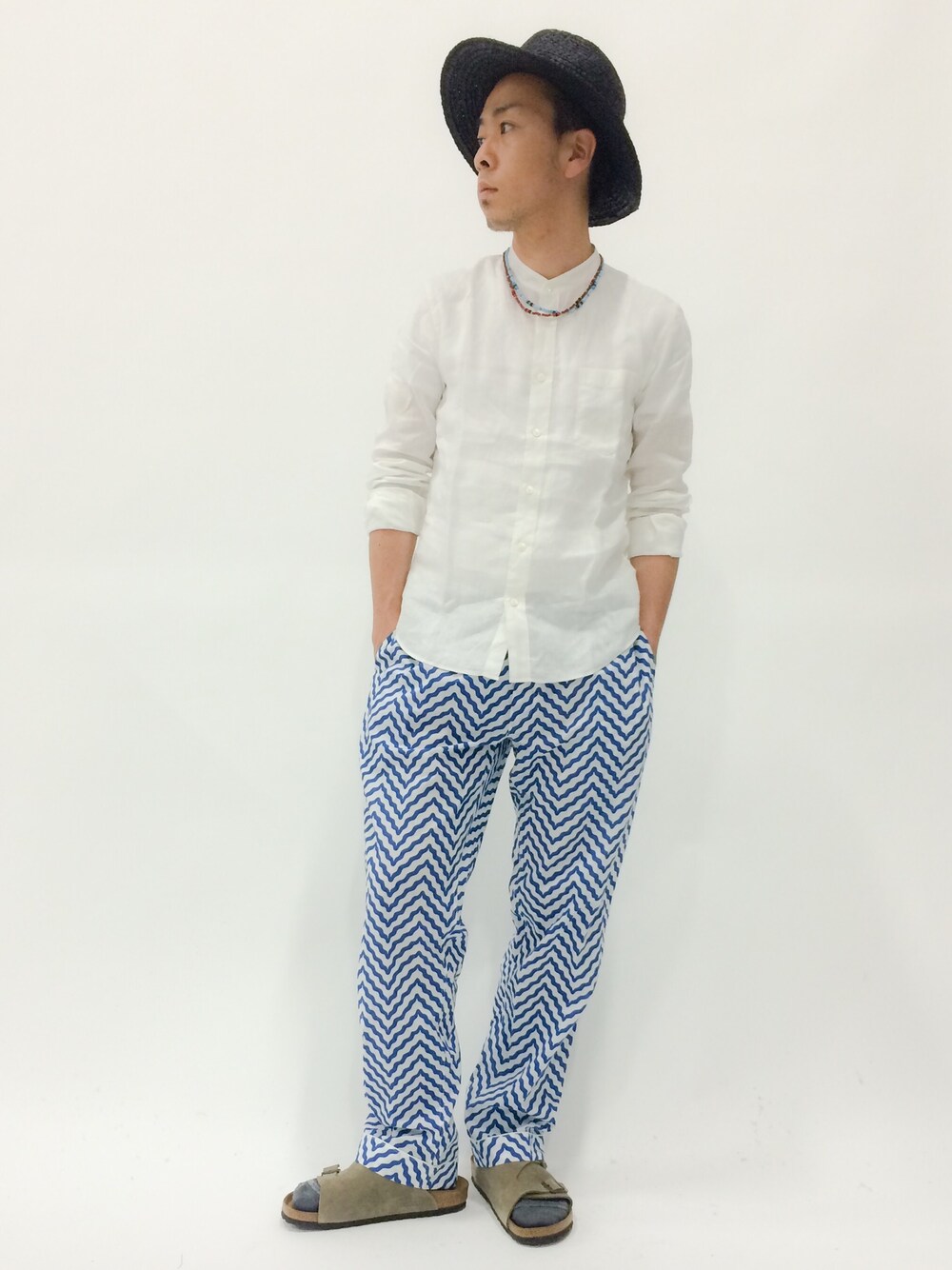 「白シャツ、パジャマパンツ、ツバ広ハット、麻、バンドカラー」｜「UNITED ARROWSのS/P 14 WEAVE PAJAMA PT（ルームウェア/パジャマ、ブルー系）」を使った、マツダ ケンさん（メンズ・174cm）の春コーディネートの1枚目の写真