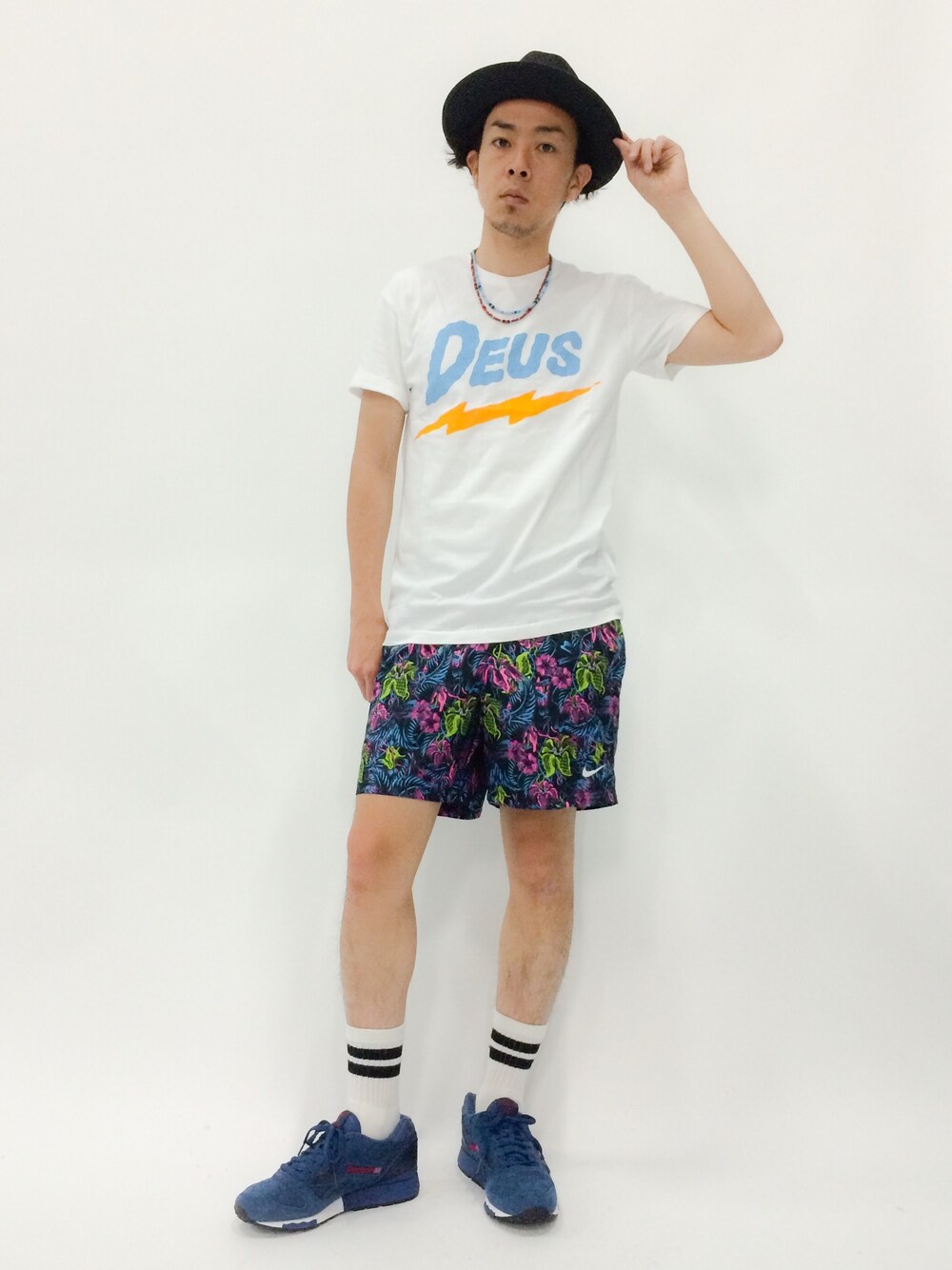 「ロゴT、ラインソックス、ツバ広ハット、白Tシャツ、柄ショーツ」｜「ReebokのLX 8500 Reebok CLASSIC（リーボック　クラシック） （スニーカー、ブルー系）」を使った、マツダ ケンさん（メンズ・174cm）の春コーディネートの1枚目の写真