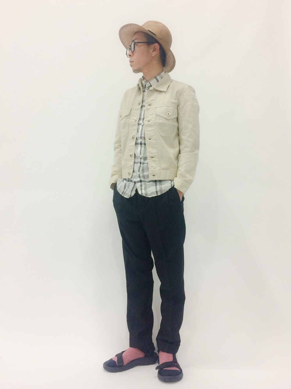 「ジャケット、チェックシャツ、スラックス、ツバ広ハット、サンダルに靴下」｜「ALPHAのALPHA×SHIPS GENERAL SUPPLY: G-JAC■（ミリタリージャケット、ホワイト系）」を使った、マツダ ケンさん（メンズ・174cm）の春コーディネートの1枚目の写真