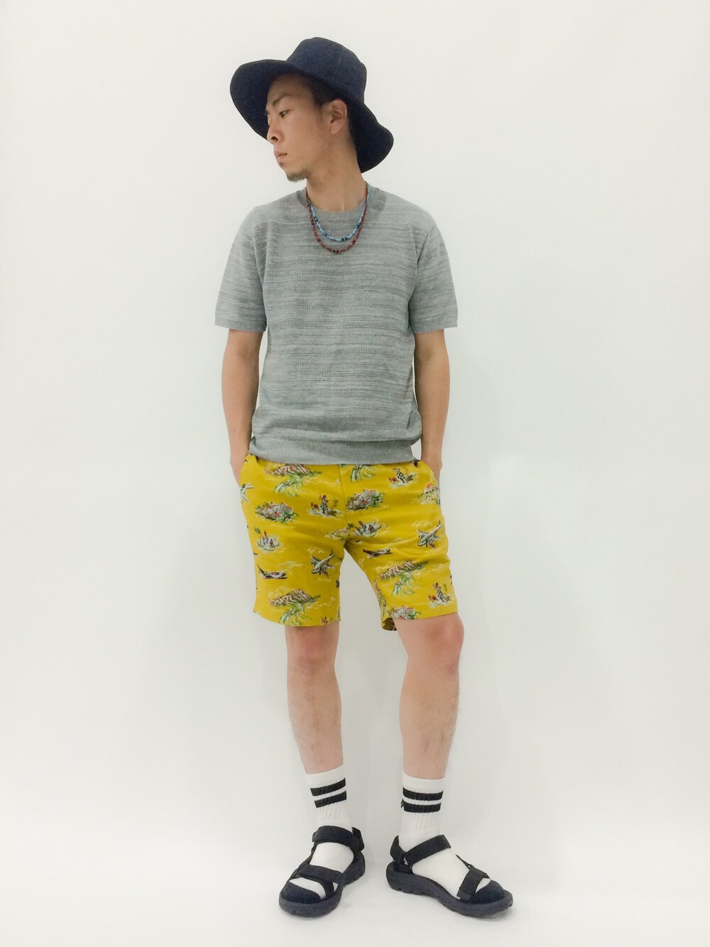 「イエロー、サンダル、サマーニット、ツバ広ハット、サンダルに靴下」｜「green label relaxingのLI/CO MELANGE TUCK C/N サマーニット（ニット/セーター、グレー系）」を使った、マツダ ケンさん（メンズ・174cm）の春コーディネートの1枚目の写真