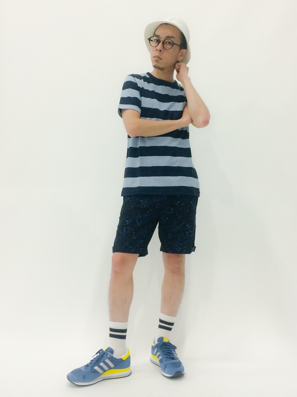 ブルー系のTシャツ/カットソー、その他のその他パンツ、ブルー系のスニーカーを着用したメンズの春コーディネートの1枚目の写真