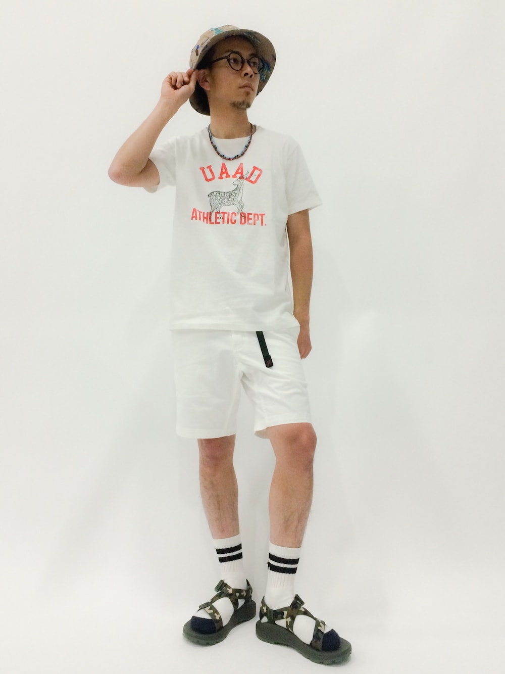 「ハット、サンダル、ラインソックス、ホワイトコーデ、プリントT」｜「BEAMSのChaco×BEAMS / 別注 Z1 CAMO（サンダル、その他）」を使った、マツダ ケンさん（メンズ・174cm）の春コーディネートの1枚目の写真