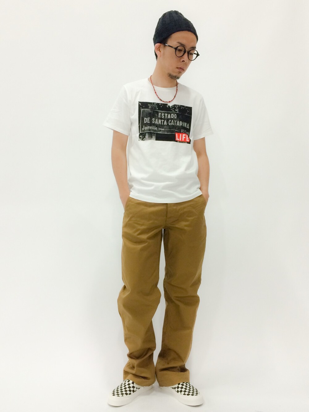 「チノパン、ワイドパンツ、スリッポン、フォトT、チェッカーフラッグ」｜「GLOBAL WORKのLIFE-T/563166（Tシャツ/カットソー、その他）」を使った、マツダ ケンさん（メンズ・174cm）の春コーディネートの1枚目の写真