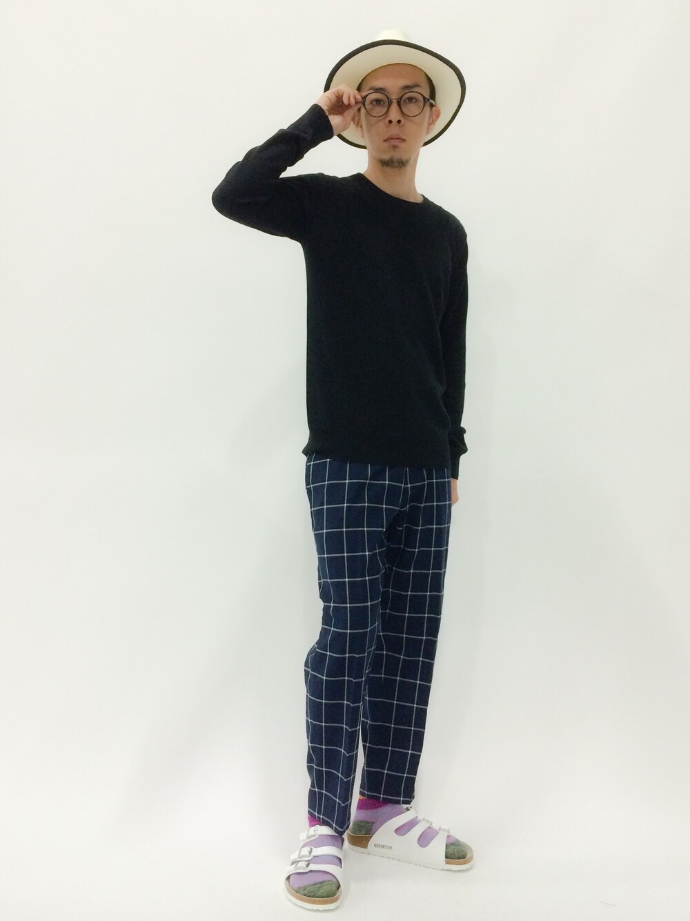 「ニット、ハット、サンダル、アンクルパンツ、ツバ広ハット」｜「ROUND HOUSEのDEAD TOUR TRUCKING PAPER SEAT HAT（ハット、ホワイト系）」を使った、マツダ ケンさん（メンズ・174cm）の春コーディネートの1枚目の写真