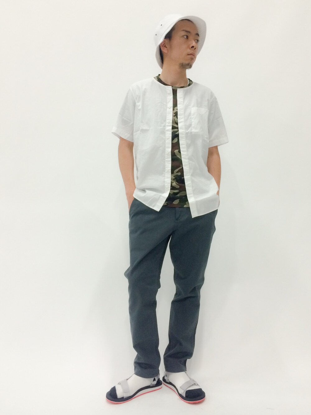 「カモフラ、チノパン、丸襟、サンダル、サンダルに靴下」｜「FREAK'S STOREの【MADE IN JAPAN】 ノーカラー半袖シャツ                  （シャツ/ブラウス、ホワイト系）」を使った、マツダ ケンさん（メンズ・174cm）の春コーディネートの1枚目の写真