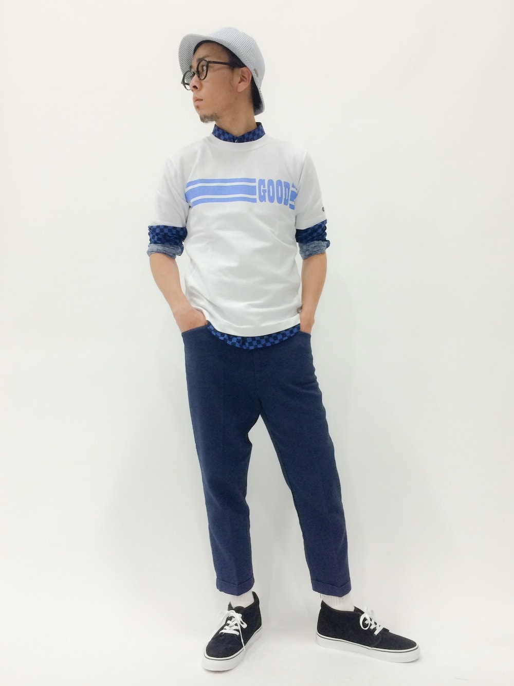 「チェックシャツ、ブルー、ネイビー、ストリート、アンクルパンツ、スケータースタイル」｜「Championの別注 [チャンピオン] CHAMPION GLR RW Tシャツ （Tシャツ/カットソー、ホワイト系）」を使った、マツダ ケンさん（メンズ・174cm）の春コーディネートの1枚目の写真