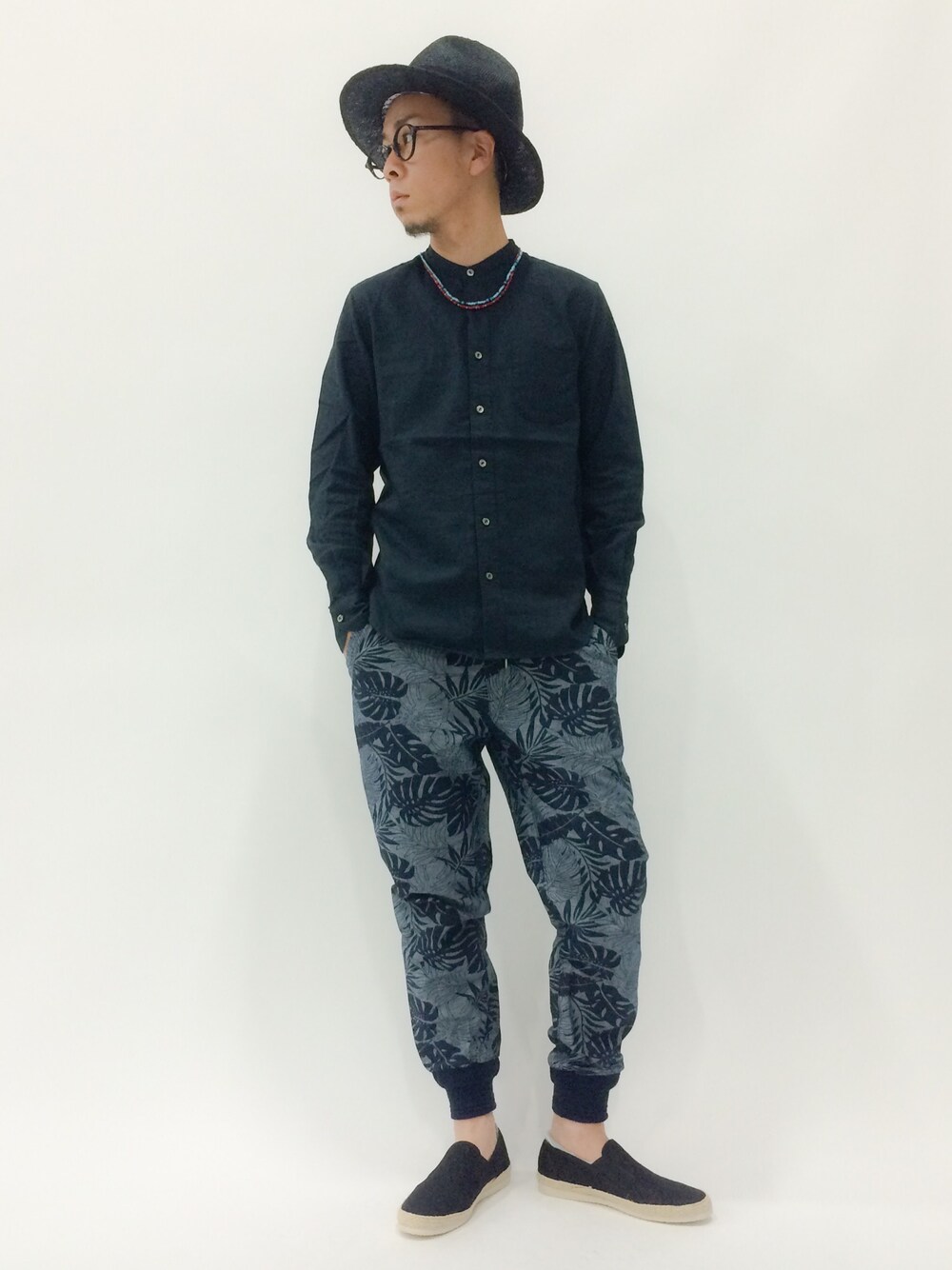 「リブパンツ、ネイビー、スリッポン、バンドカラー、マウンテンハット」｜「SHIPS JET BLUEのLOZOYA(ロソヤ): YUTE スリッポン■（その他シューズ、ブラック系）」を使った、マツダ ケンさん（メンズ・174cm）の春コーディネートの1枚目の写真